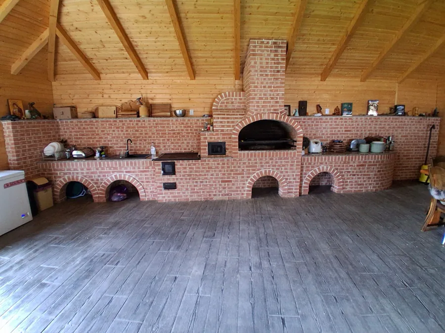 Bucătărie de vară din cărămidă roșie, cu grătar, cuptor și nișe în arc